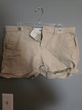 Old Navy Women's Flat Front Chino Shorts in Light Khaki